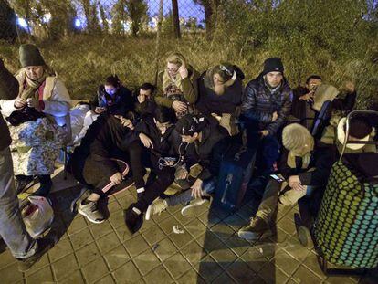 Solicitantes de asilo hacen cola de madrugada frente a la comisaría de Aluche, en Madrid, para pedir cita.