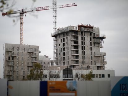 Construcción de dos edificios residenciales en las afueras de París, en una imagen de archivo.
