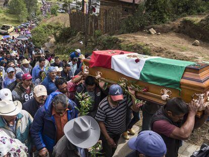 Cientos de personas acuden al entierro del ambientalista mexicano Homero Gómez en Rincón de San Luis, en Michoacán, en febrero de 2020.