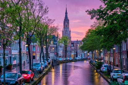 Uno de los canales de la ciudad de Delft (Países Bajos).