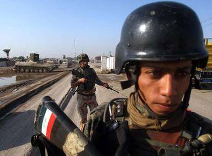 Soldados iraquíes en un puesto de control a la entrada del barrio de Al Amin, en Bagdad, el pasado domingo.