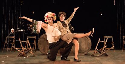 Jorge Usón y Carmen Barrantes, en 'Con lo bien que estábamos (Ferretería Esteban).