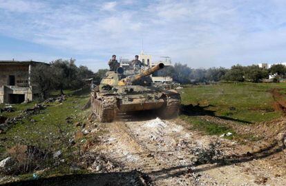 Un tanque del ejército sirio avanza el pasado miércoles por la provincia de Idlib.