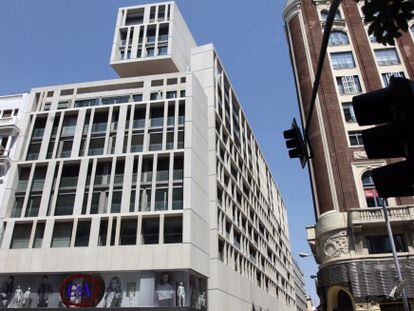 El bloque de apartamentos de lujo que ocupa el número 48 de la Gran Vía.