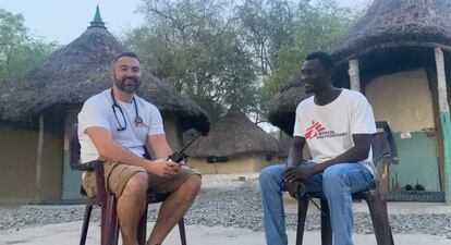 Mark McNicol en Lankien, Sudán del Sur, junto a Isaac Batali, médico de MSF.