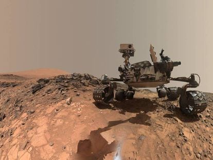 El robot Curiosity en el planeta Marte. 