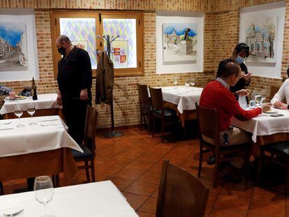 Comensales en el interior de un restaurante en Madrid.