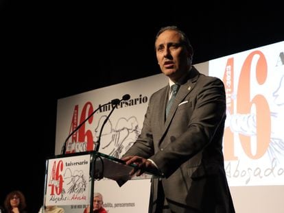 Eugenio Ribón, decano del Colegio de Abogados de Madrid, rinde homenaje a los abogados de Atocha en el 46 aniversario de los asesinatos, en enero de 2023.