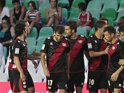 Los jugadores del Rayo celebran el gol de Piti. J. FERRERAS (EFE)