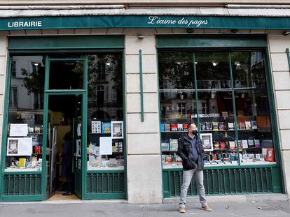 Un hombre, delante de la librería L'Ecume des Pages, de París, en noviembre.