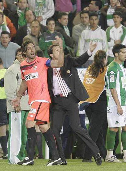 Javi Navarro llama a los jugadores del Sevilla tras la agresión.