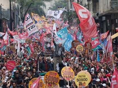 El expresidente de Brasil y candidato presidencial por el izquierdista Partido de los Trabajadores (PT), Lula da Silva, saluda a sus seguidores durante un mitin de campaña en vísperas de las elecciones presidenciales, en Sao Paulo, Brasil.