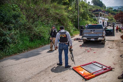 Elementos de la fiscalía estatal en el lugar de la masacre, en Chenalhó (Chiapas), el 2 de junio.
