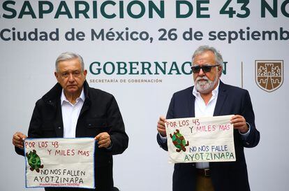 López Obrador y Alejando Encinas, durante la entrega de un reporte de la investigación sobre el caso de Ayotzinapa, en 2020.