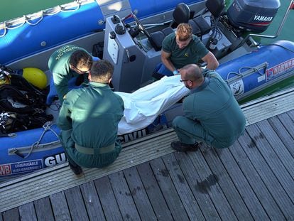 La Guardia Civil desembarca el cuerpo de uno de los inmigrantes en el puerto de Barbate de la patera naufragada en Los Caños en noviembre de 2018.