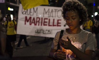 Una manifestante durante la marcha por el asesinato de Marielle Franco, en 2018.