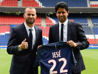 Jes&eacute;, junto al presidente del PSG Al-Khelaifi, en su presentaci&oacute;n.