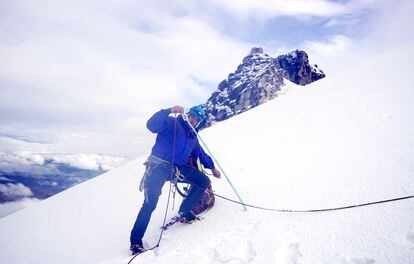 El guía de montaña Janier Díaz toma medidas del espesor de la nieve en el glaciar de Tolima a unos 5.000 metros de altitud.