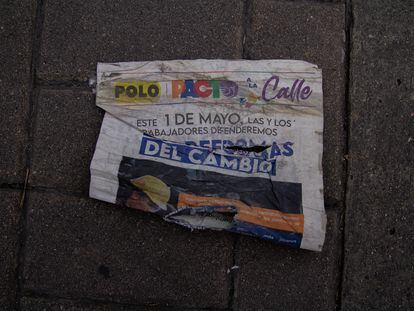 Un periódico durante la marcha del 1 de mayo en Bogotá (Colombia).