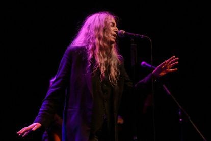 La artista estadounidense Patti Smith en el teatro Caupolicán de Santiago, el 18 de noviembre. 