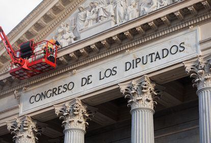 Una grúa trabajaba el martes en la fachada del Congreso de los Diputados.