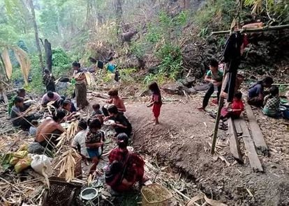 Desplazados de Mindat refugiados en un bosque en el Estado de Chin, el  20 de mayo.