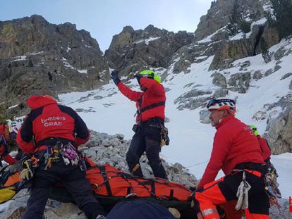 Agentes del Grupo de Actuaciones Especiales de los Bomberos de la Generalitat, en un rescate de alta montaña.