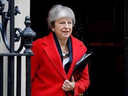 Theresa May se dirige hacia la C&aacute;mara de los Comunes desde el n&uacute;mero 10 de Downing Street. 
