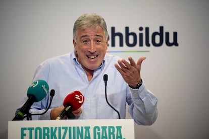 Rueda de prensa de Joseba Asirón, candidato de EH Bildu para liderar la alternativa a la alcaldía, este miércoles en Pamplona.