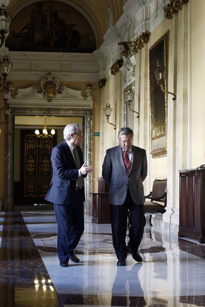 Joaquín Giménez (izquierda), magistrado de la Sala Segunda de lo Penal del Tribunal Supremo, habla con Francisco Monterde, también magistrado del Supremo, en un pasillo del edificio.