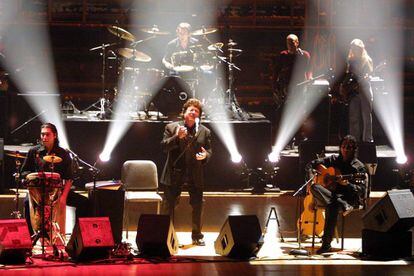 Enrique Morente con el grupo Lagartija Nick en la Brooklyn Academy Of Music de Nueva York rindiendo homenaje a Lorca en 2003.