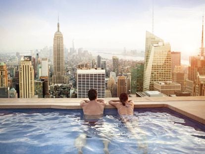 Contemplando el Empire State Building desde la piscina de un hotel de Manhattan, en Nueva York.