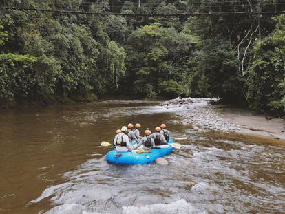 Excombatientes certificados como guías de rafting entrenan en el río Pato.