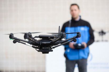 Un home amb un dron en una demostració al MWC.