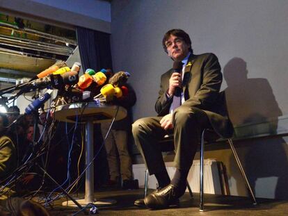 FOTO: Carles Puigdemont en una rueda de prensa en Alemania el pasado 7 de abril. | VÍDEO: González Pons critica la decisión de la justicia alemana de liberar a Carles Puigdemont.