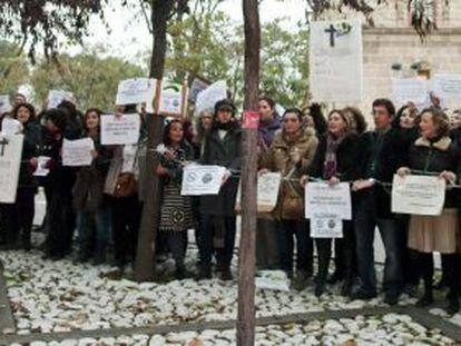 Trabajadores del SAE protestan frente al Parlamento.