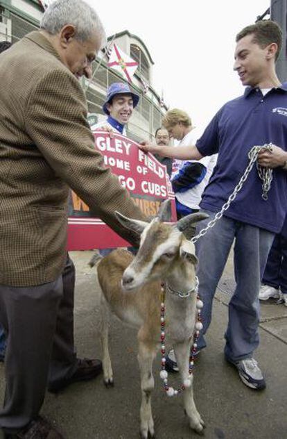 Sam Sianis y su hijo Tom, acompañados de su cabra, llegan a Wrigley Field en 2003.