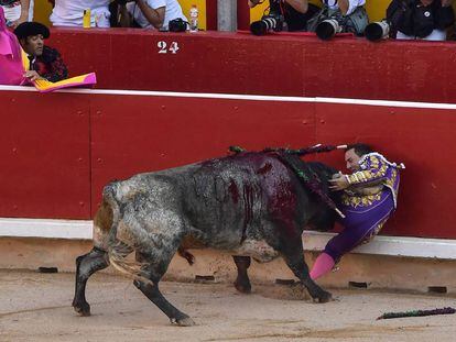 Rafaelillo, arrollado contra las tablas por un toro de Miura en Pamplona