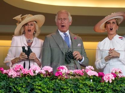 Los reyes Camila y Carlos III, junto a Sofía de Edimburgo, en el segundo día de carreras de Royal Ascot, el 21 de junio de 2023.
