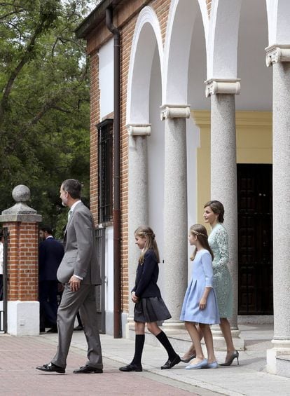 Los reyes Felipe y Letizia, junto a sus hijas, la infanta Sofía y la Princesa Leonor, a la salida de la parroquia de la Asunción de Nuestra Señora.