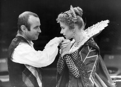 Bob Hoskins y Helen Mirren en la obra 'Los duques de Malfi' en el Royal Exchange Theatre en Manchester.
