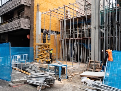 Obras de construcción de pisos en el barrio de Chamberí, en Madrid.