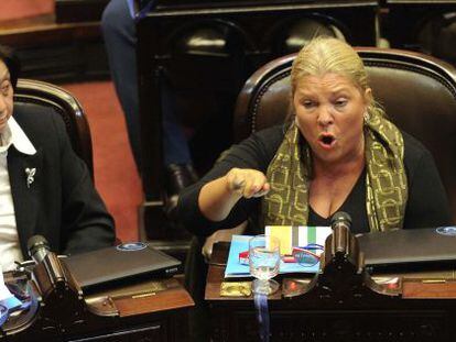 Elisa Carrió (derecha), durante un debate parlamentario celebrado en abril de 2013.
