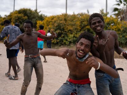 DVD 1112 Migrantes subsaharianos celebran su llegada a Melilla, tras haber saltado la valla, este viernes 24 de junio de 2022