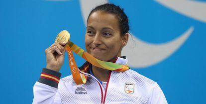 Perales exhibe una medalla de oro en Río de Janeiro.