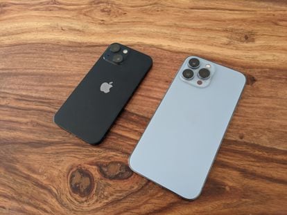 The iPhone 13 Pro Max (right), compared to the iPhone 13 mini (left).