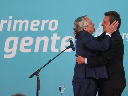 El presidente de Argentina, Alberto Fernández, felicita a Sergio Massa luego de la toma de juramento como nuevo ministro de Economía, el 3 de agosto.