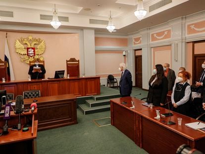 La jueza del Tribunal Supremo de Rusia Alla Nazarova, presenta las conclusiones del juicio de la ONG Memorial en Moscú.