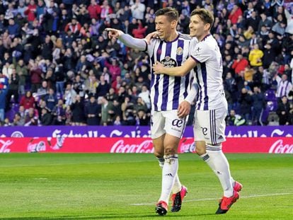 Alcaraz y Toni Villa celebran el gol del Valladolid.