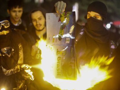 Manifestantes queman un &aacute;lbum del Mundial,
